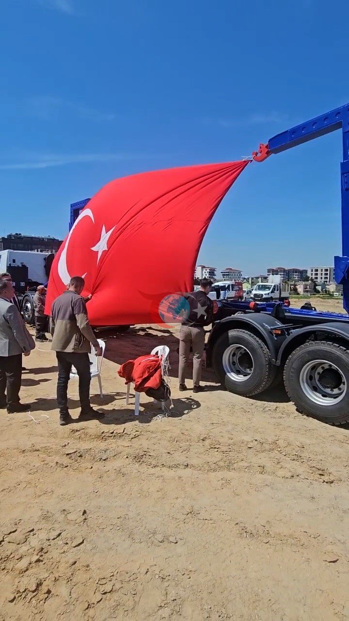 Temel atma töreninde bayrak hassasiyeti takdir topladı