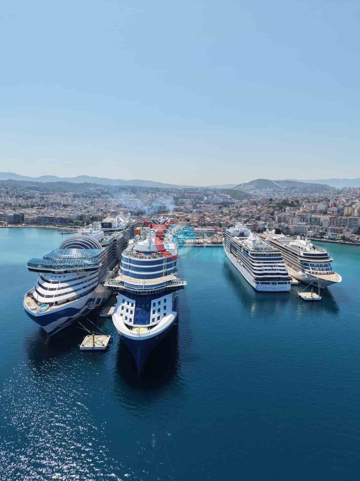 Kuşadası&rsquo;na 4 gemi ile 10 bin 800 turist geldi