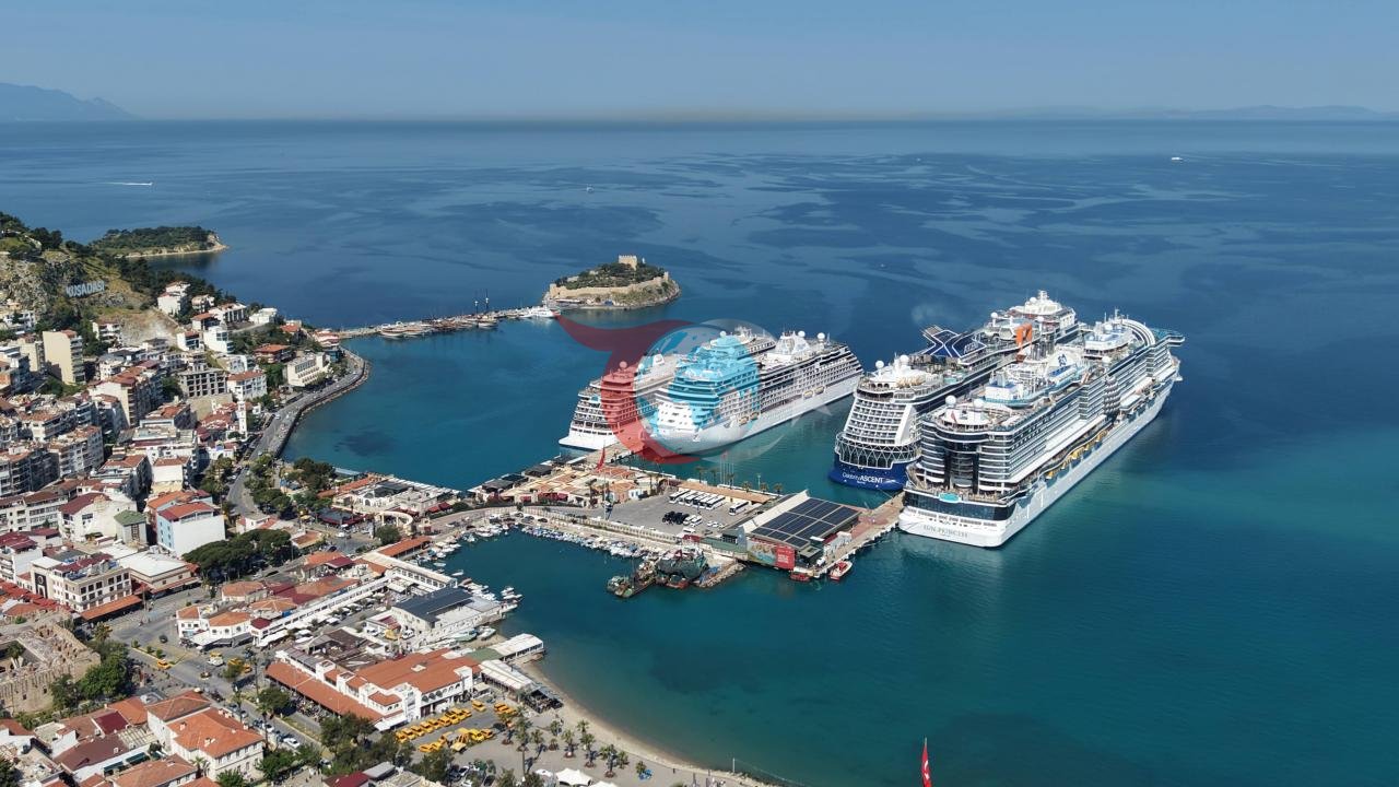 Kuşadası Limanında Turist Yoğunluğu: 10 Bin 800 Ziyaretçi Geldi