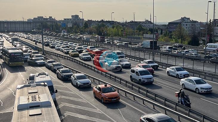 İstanbul'da Mesai Çıkışı Trafik Yoğunluğu Zirve Yaptı
