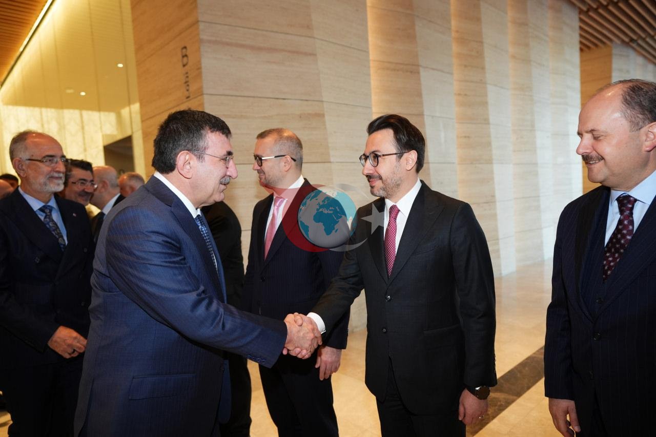 Anadolu Ajansı (AA) ve Türkiye Katılım Bankaları Birliği (TKBB) işbirliğinde 'Türkiye'nin Katılım Finans Vizyonu: Sürdürülebilir Büyüme, Dijital Dönüşüm ve Yeni Yatırım Modelleri' temasıyla İstanbul Finans Merkezi Ziraat Bankası Oditoryumu'nda 'Anadolu Ajansı Katılım Finans Zirvesi' başladı. Zirveye Cumhurbaşkanı Yardımcısı Cevdet Yılmaz' (solda) ve Anadolu Ajansı (AA) Yönetim Kurulu Başkanı ve Genel Müdürü Serdar Karagöz (sağ 2) katıldı.