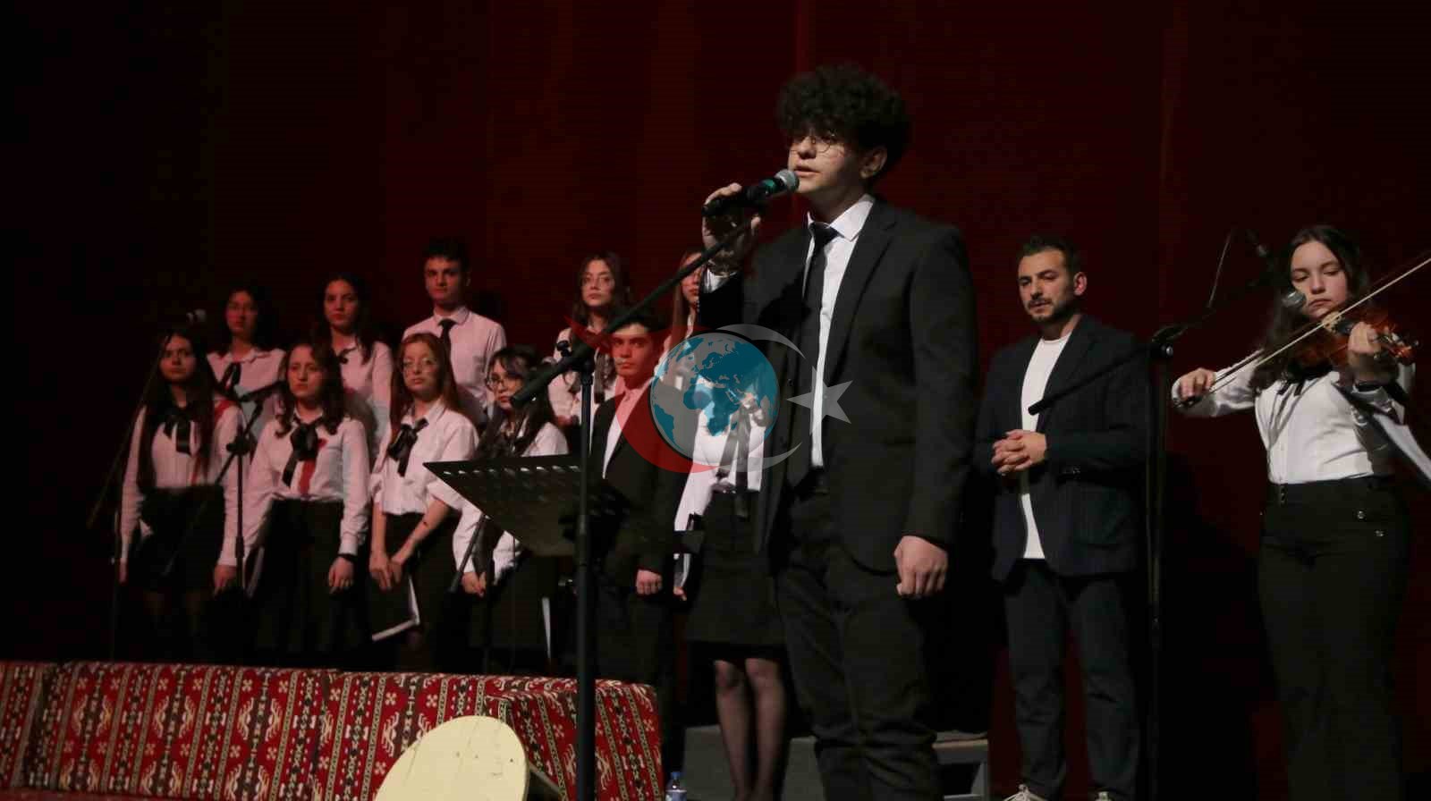 Lise öğrencileri Veysel&rsquo;in hayatını sahneye taşıdı