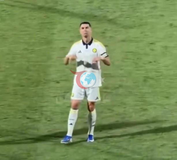 Ronaldo, Messi tezahüratları sonrası tribünlere 'Ben buradayım' işaretinde bulundu