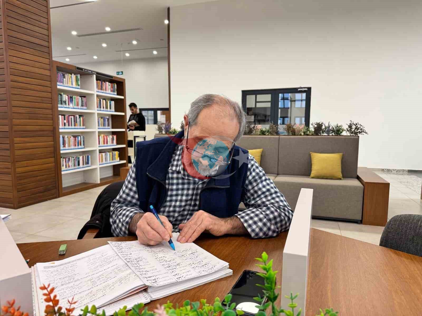 68 Yaşındaki Tuğran Savaş, Kütüphanede Osmanlıca ve Arapça Öğreniyor