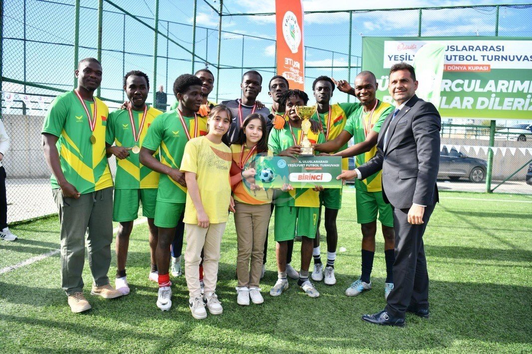 Mini Dünya Kupası&rsquo;nda kardeşlik kazandı: Yeşilyurt&rsquo;ta uluslararası futbol coşkusu
