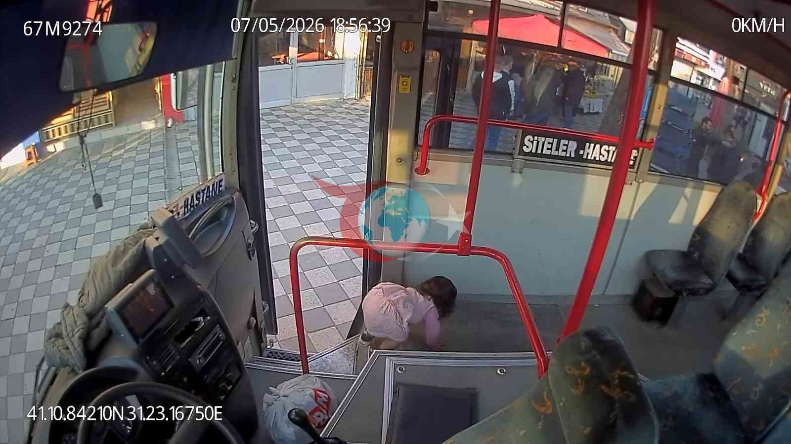 Ağlama sesi facianın önüne geçti: meklelyerek otobüse binen 2 yaşındaki çocuk otobüste bulundu