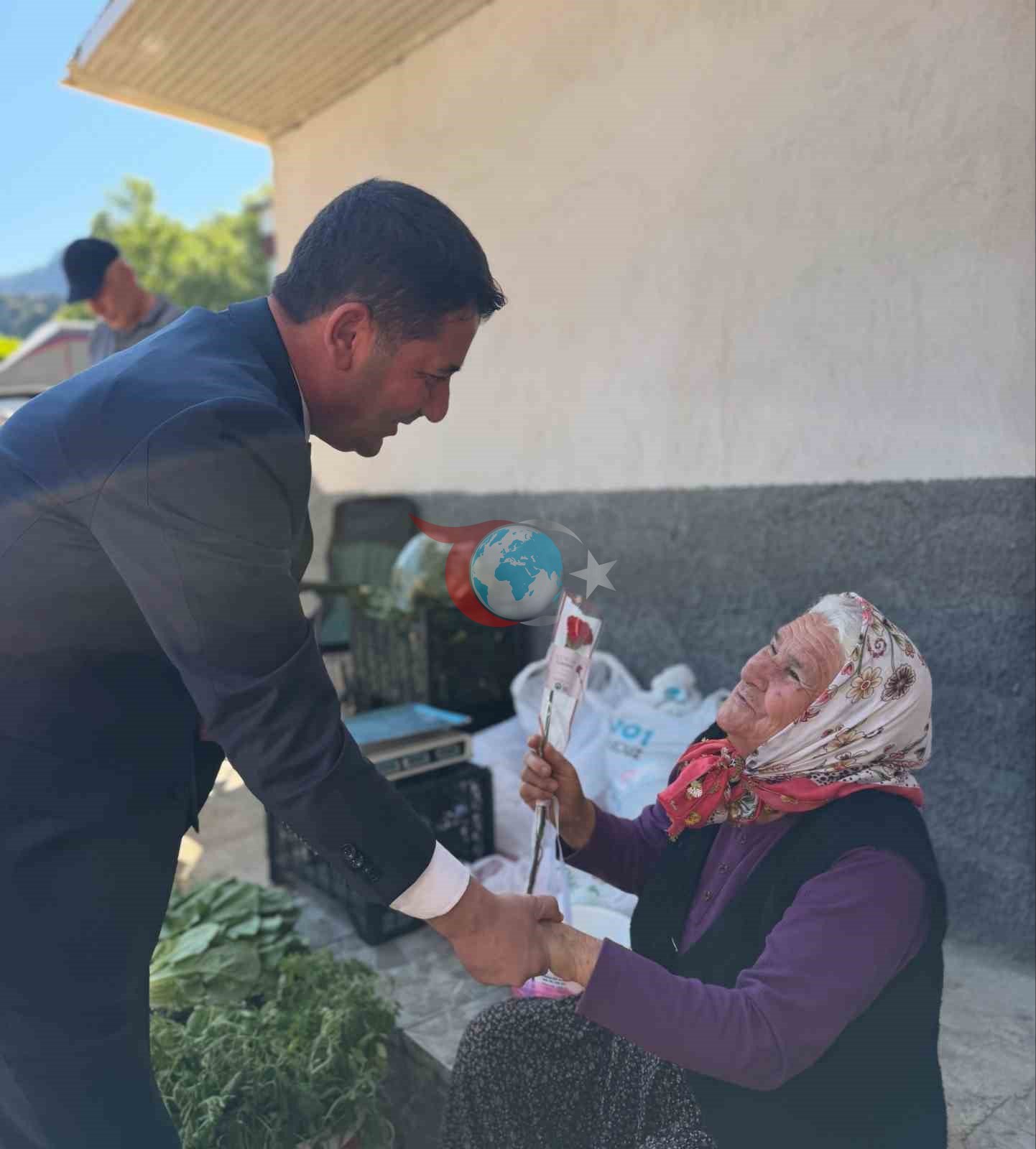 Feke&rsquo;de kadın pazarcılara Anneler Günü hediyesi başkandan