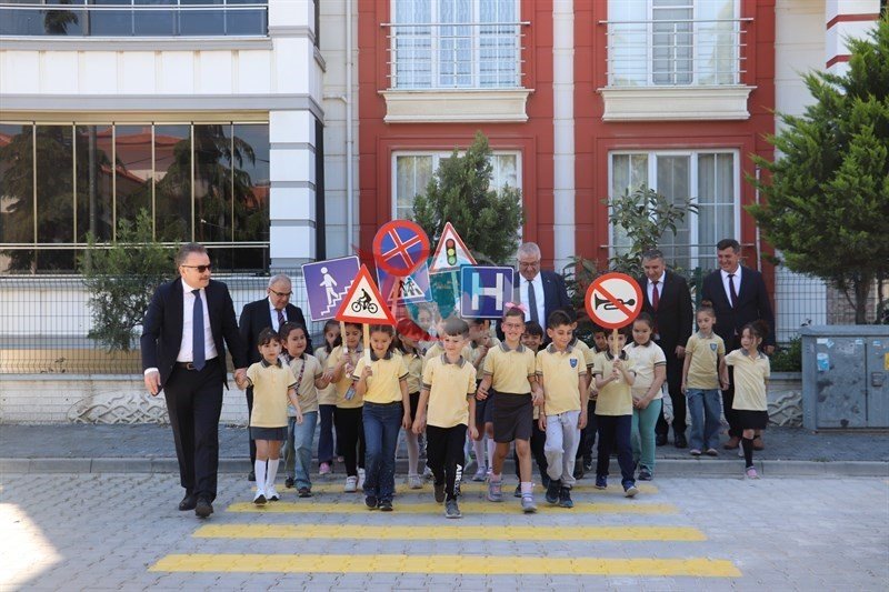 Edremit'te Trafik ve İlkyardım Haftası Coşkuyla Kutlandı