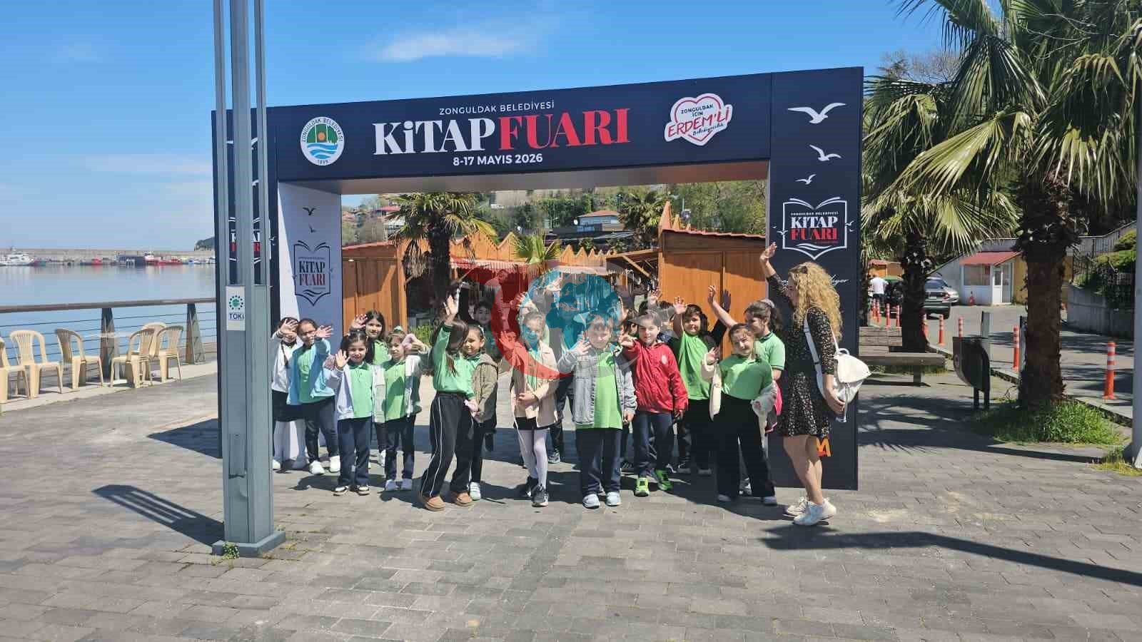 Bahçelievler İlköğretim Okulu öğrencileri kitap fuarında