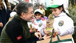 Bakan Yumaklı: Diktiğimiz her fidan yeşil vatanımızın birer parçası olacak Bakan Yumaklı: Diktiğimiz her fidan yeşil vatanımızın birer parçası olacak