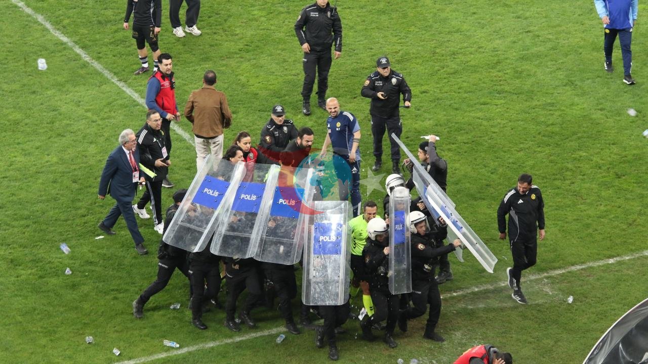 Play-off Maçında Gergin Anlar: Polis Eşliğinde Soyunma Odasına Gittiler