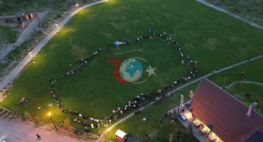 Kask ışığından ilham alan topluluktan 360 kişiyle ışık senfonisi