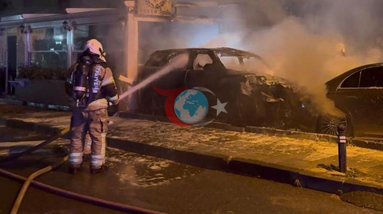 Kadıköy’de oto galeride yangın: 4 araç küle döndü