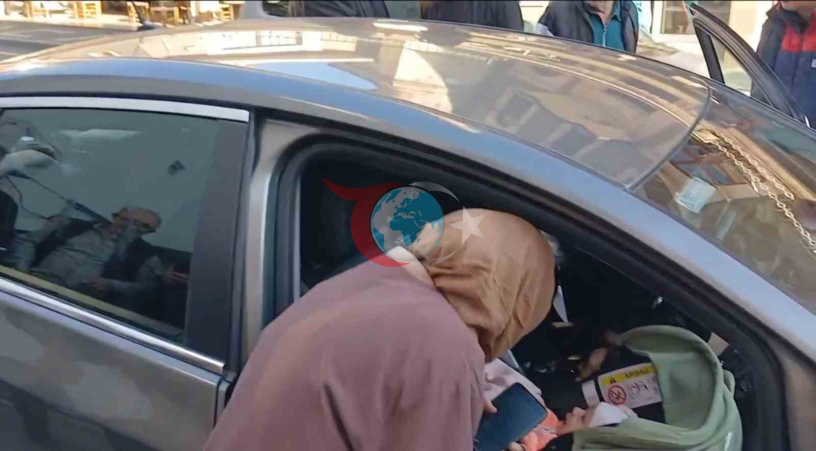 Bebek arabada kilitli kaldı; genç anne büyük korku yaşadı