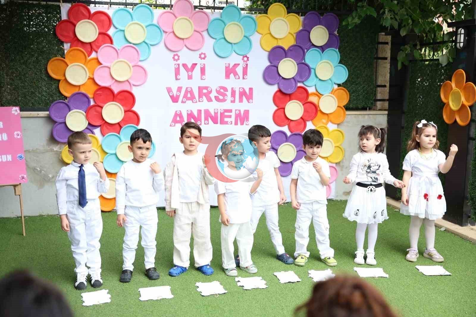 Miniklerden annelerine duygu dolu sürpriz
