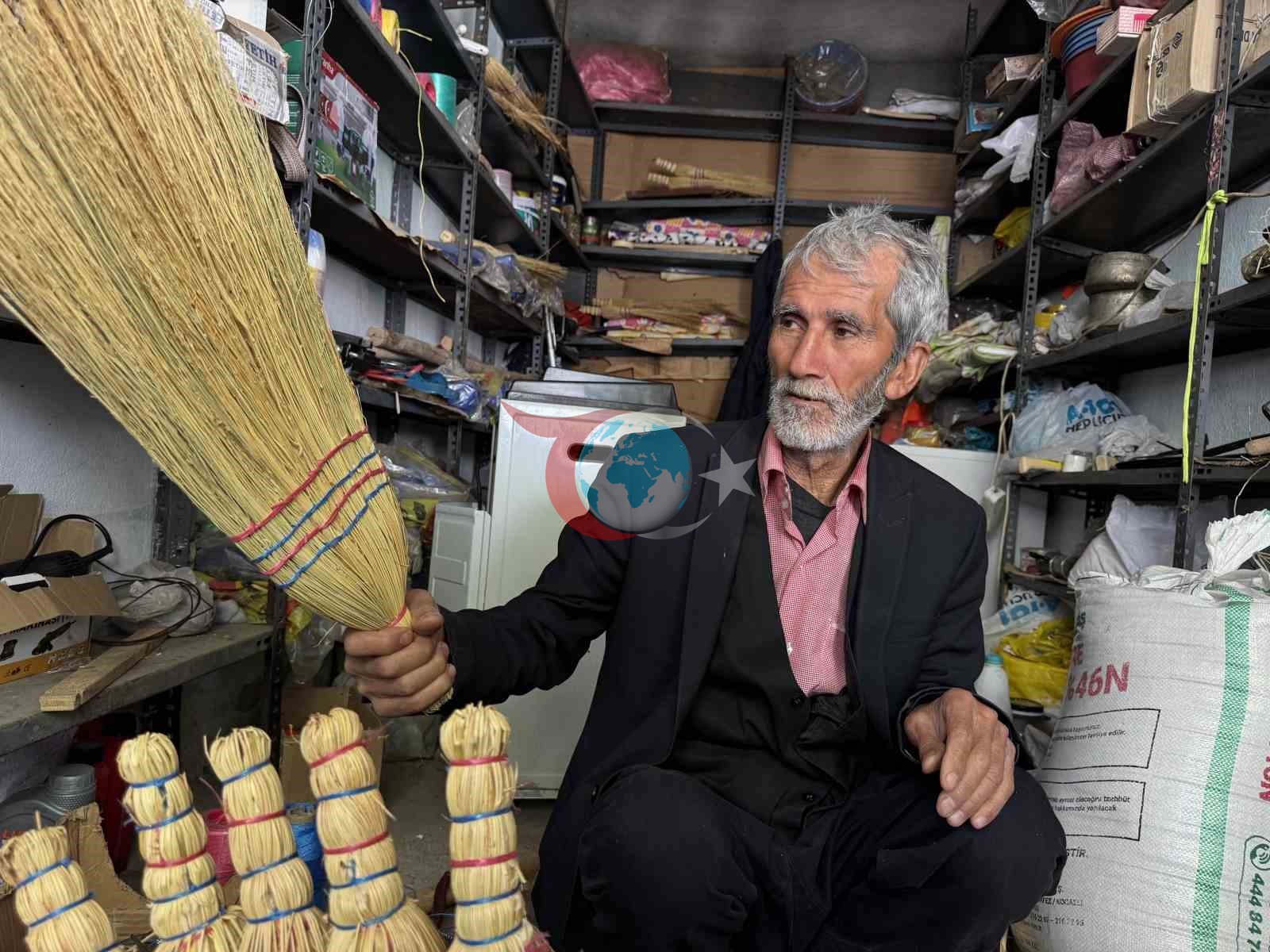 Diyarbakırlı Usta 31 Yıldır El Yapımı Süpürge Üretiyor