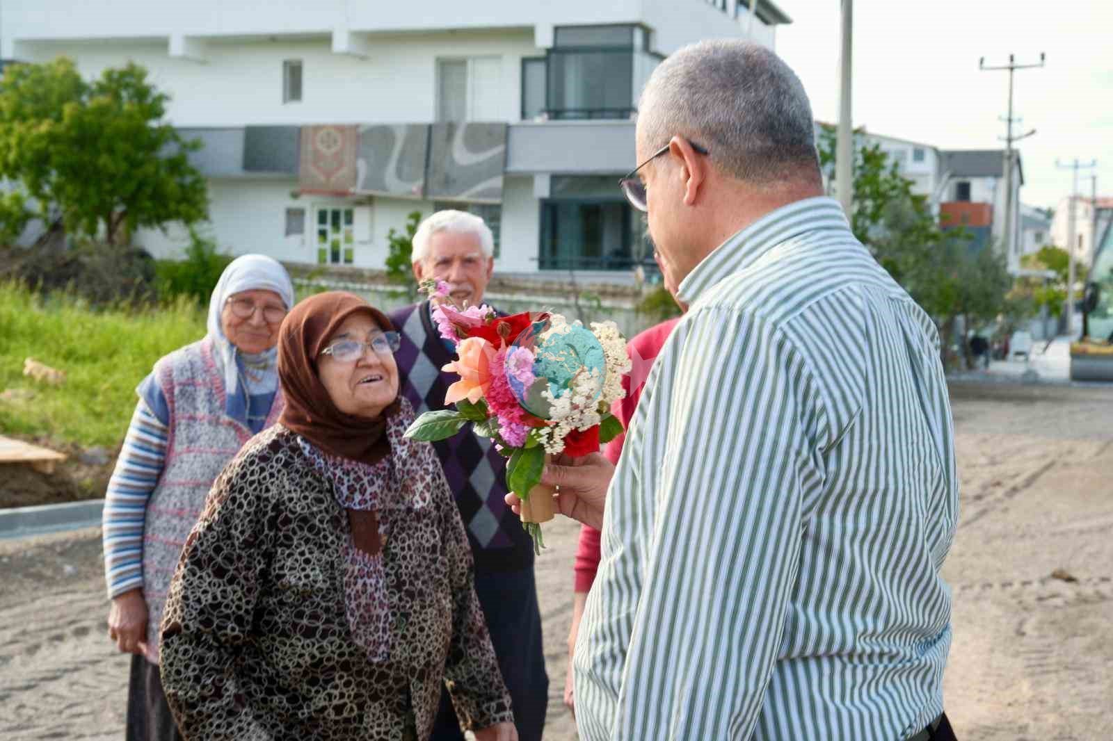 Vatandaşlar Başkan Elbi’yi Çiçeklerle Karşıladı