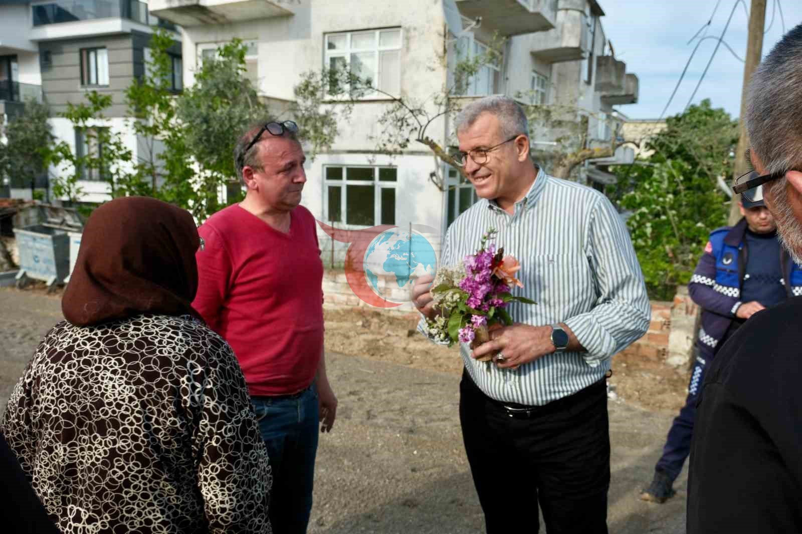 Vatandaşlar Başkan Elbi’yi, çiçeklerle karşıladı