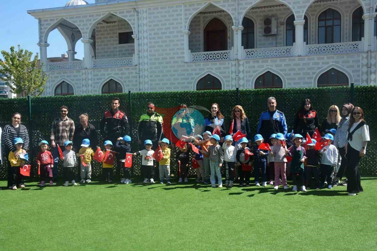 Bursa polisinden miniklere anlamlı ziyaret