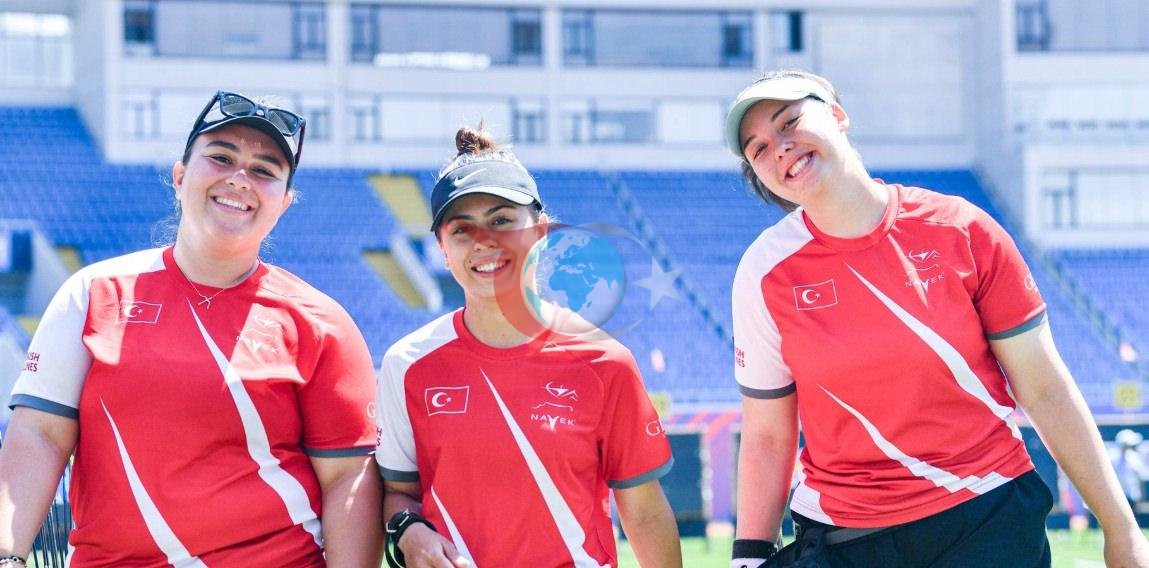 Hazal Burun, Emine Rabia Oğuz ve Defne Çakmak'tan oluşan makaralı yay kadın takımı