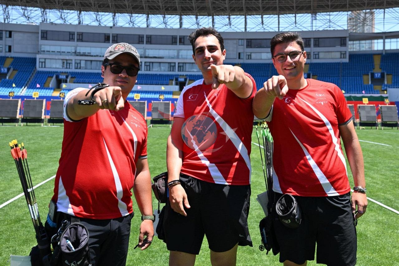 Batuhan Akçaoğlu, Emircan Haney ve Yağız Sezgin'den oluşan makaralı yay erkek takımı