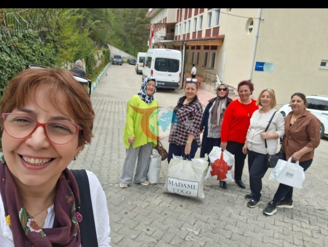 Kütahyalı kadınlar huzurevindeki yaşlılar için lif ördü