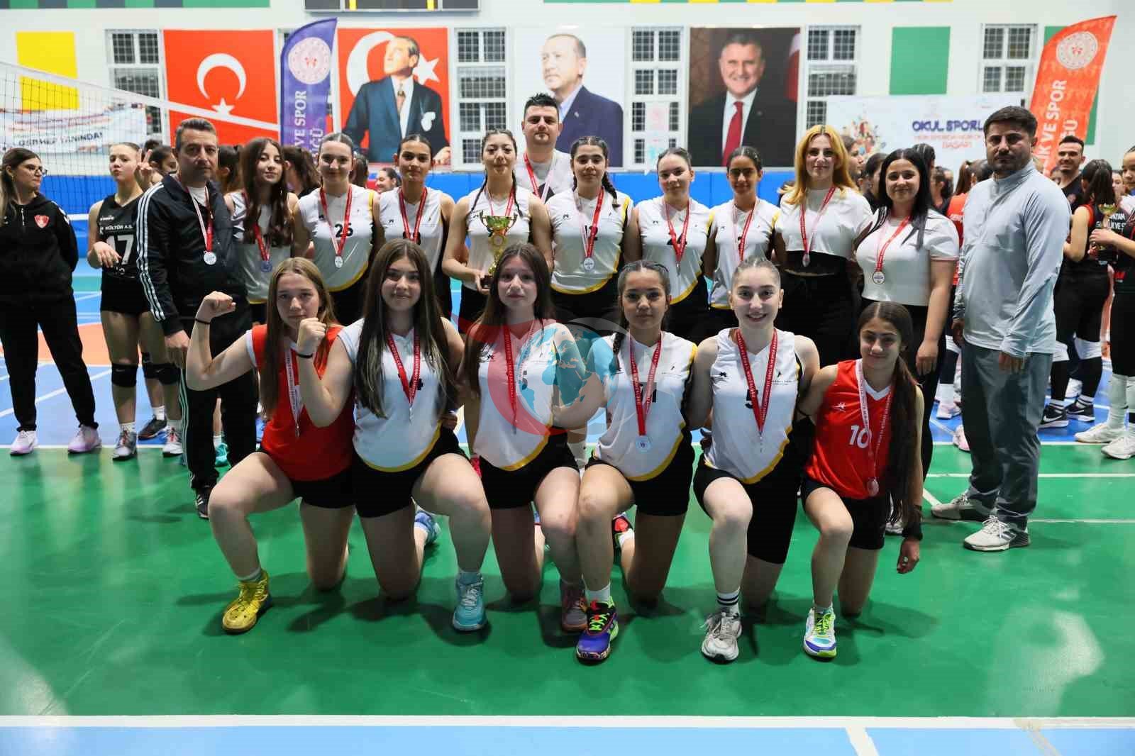 Voleybol Küçük Kızlar Ligi Şampiyonu Denizli Belediye Spor Oldu