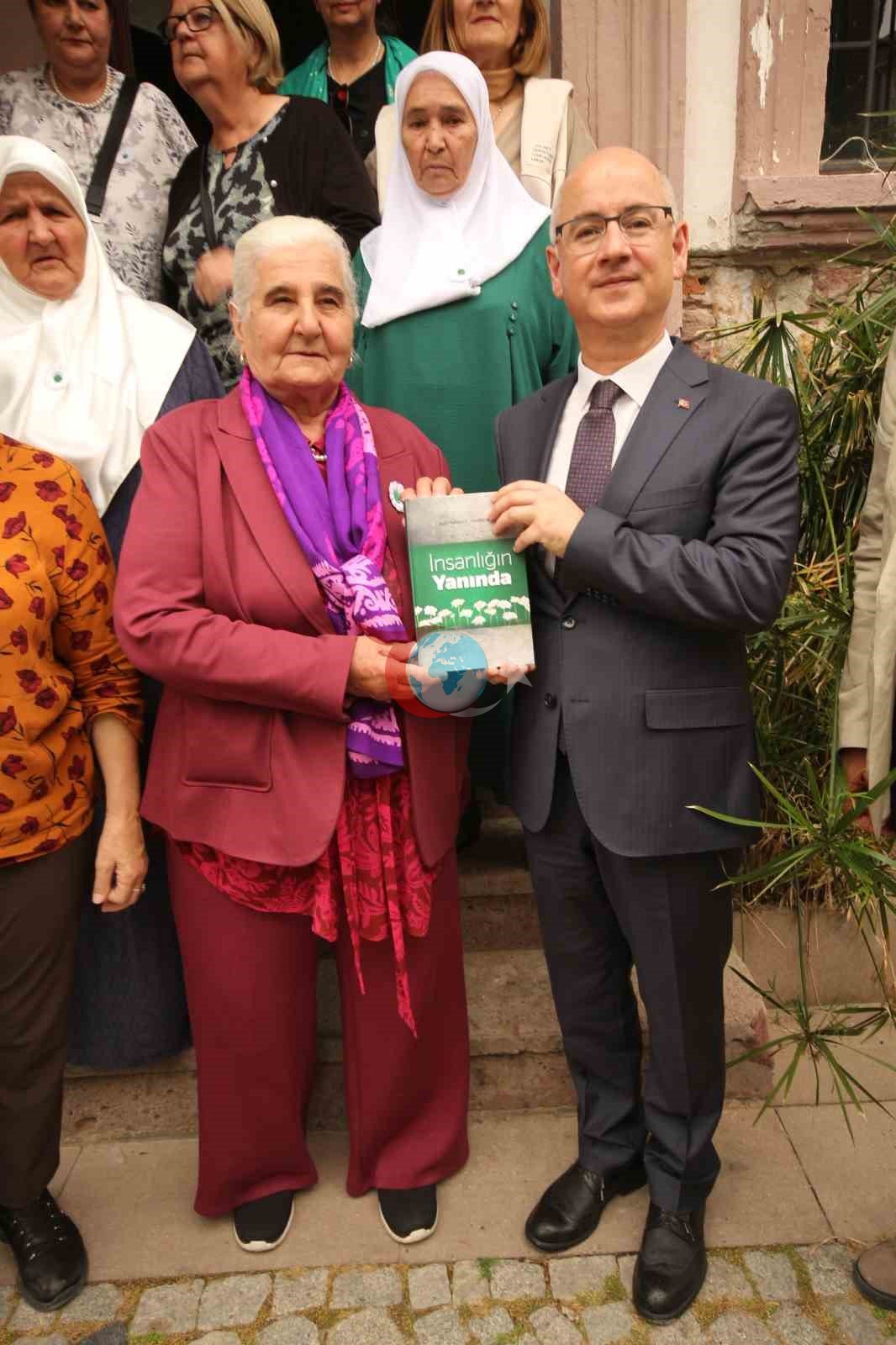 Srebrenitsaly eneler Aýwalyk etrap häkimligine bardylar