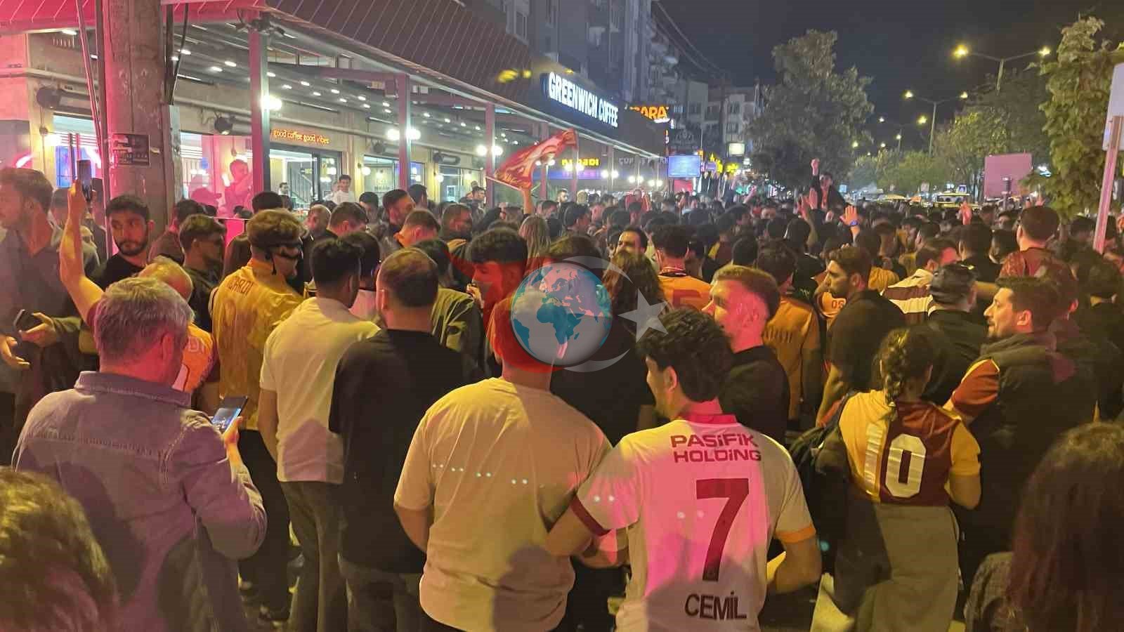 Qalatasaray azarkeşləri çempionluğu Bursada böyük coşğu ilə qeyd etdilər.