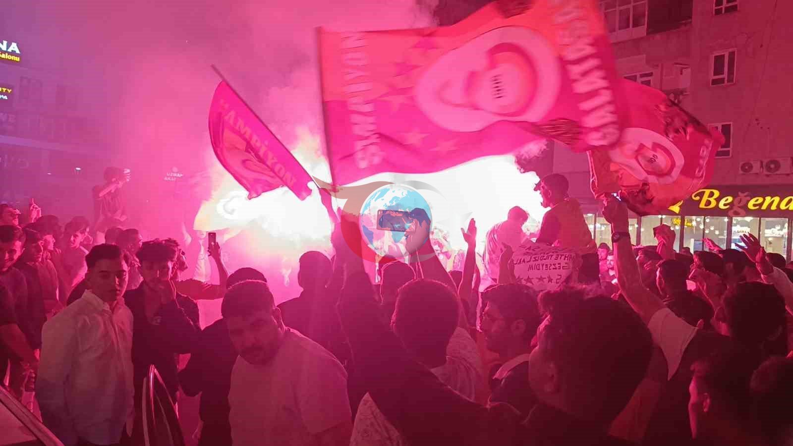 Şanlyurfada “Galatasaraý” janköýerleri çempionlygyny “Fenerbahçe” toparynyň maket tabuty bilen baýram etdiler.