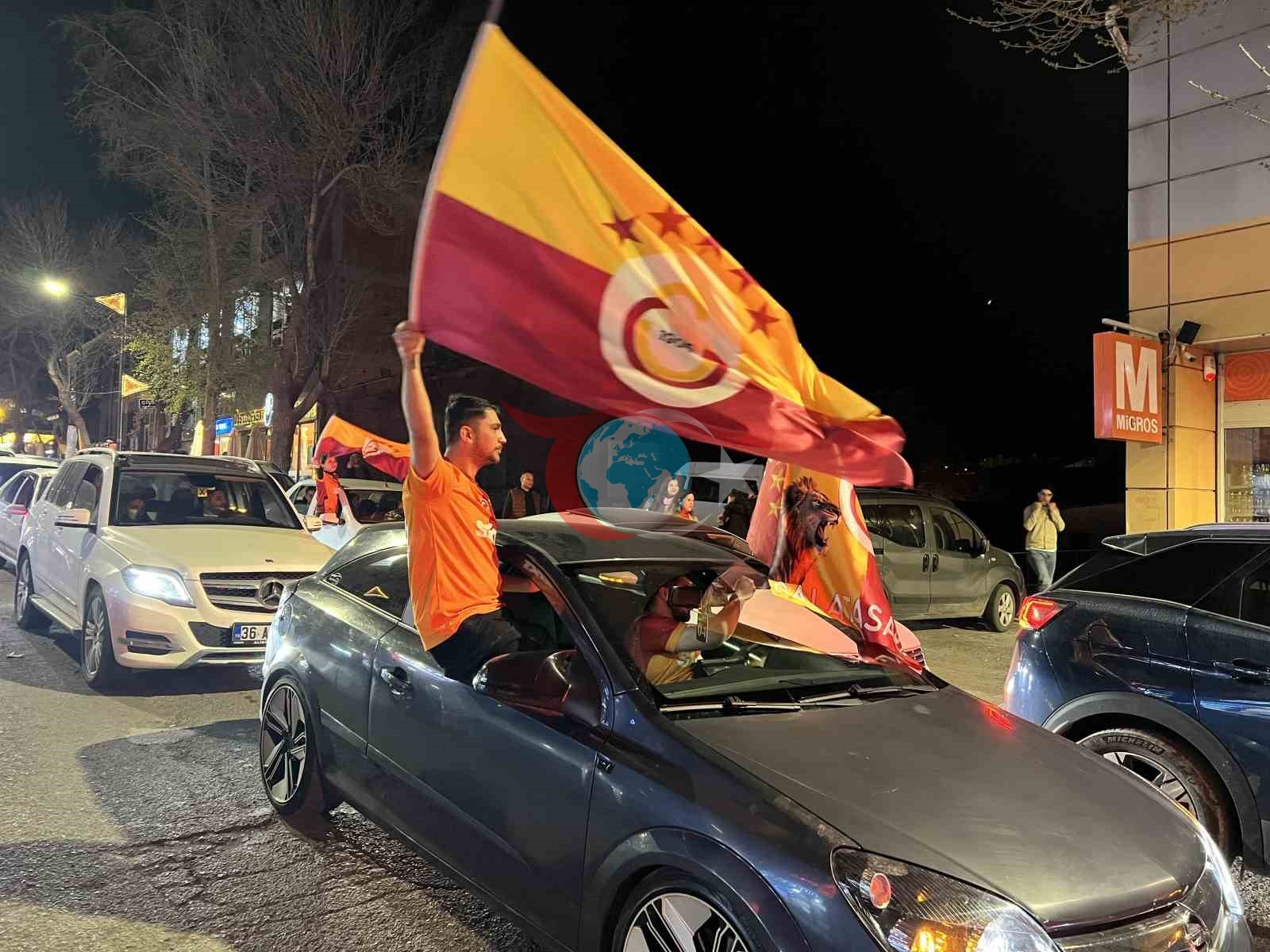 Qarsda sarı və qırmızı gecə.