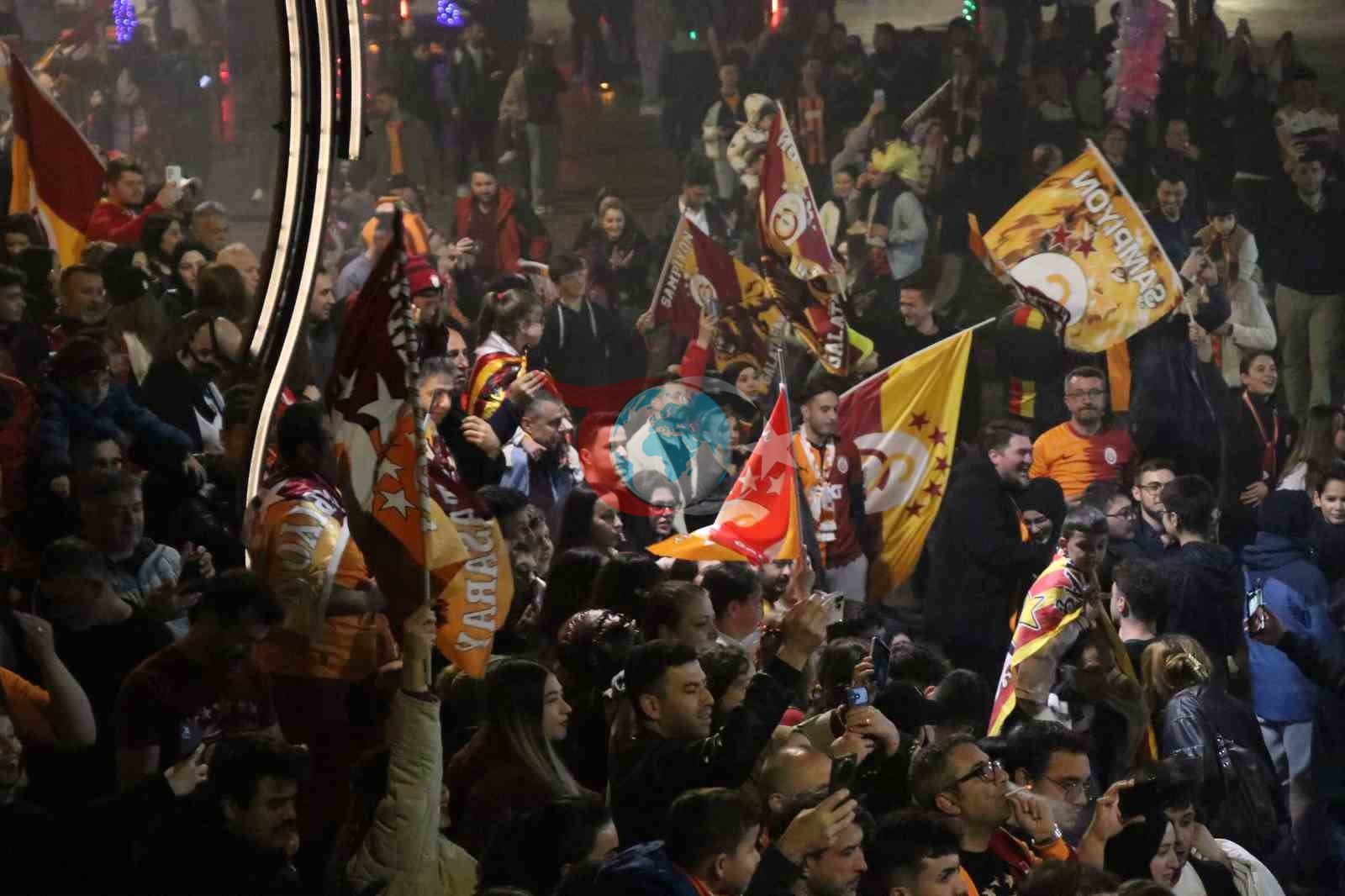 Bolulular meydanlarda Galatasaray’ın şampiyonluğunu kutladı
