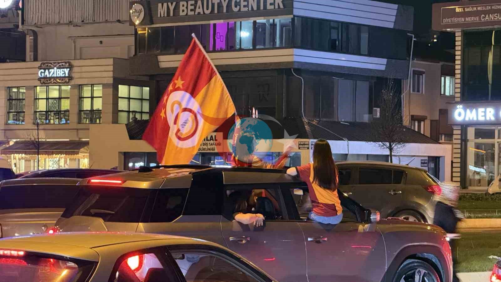 Galatasaray'ın Şampiyonluğu Sakarya Sokaklarında Coşkuyla Kutlandı