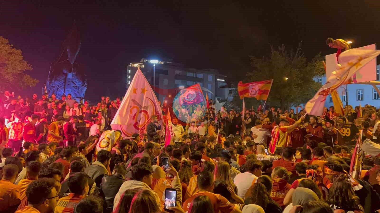 Galatasaray'ın Şampiyonluk Sevinci Çanakkale Sokaklarında