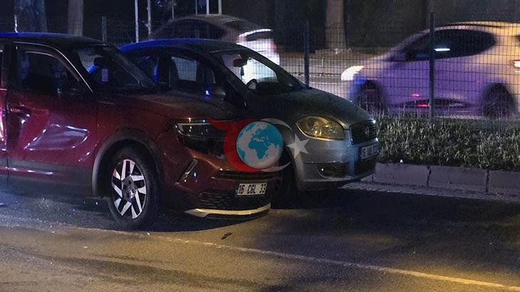 Bursa'da Kırmızı Işıkta Kazaya Karışan Araç: 3 Yaralı