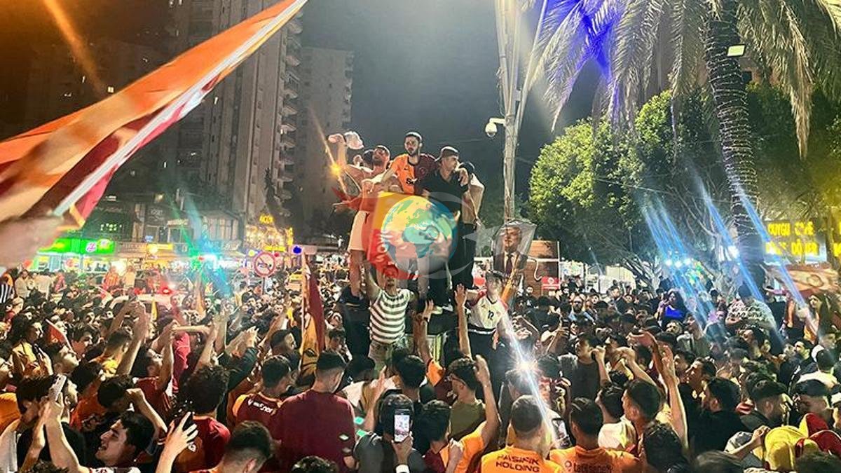 Adanada Qalatasaray azarkeşləri çempionluğu böyük coşğu ilə qeyd etdilər.