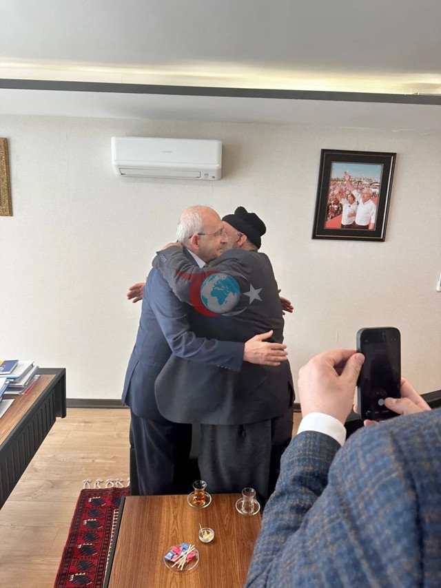 O, Kılıçdaroğlunu linç etməyə cəhd etmişdi; illər sonra onu ziyarət etmiş, üzr istəmiş və bağışlanmasını diləmişdir - Şəkil: 0