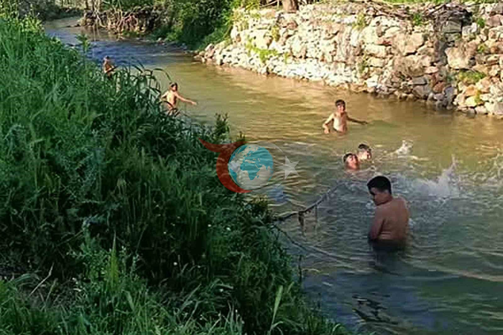 Arabanda yağan güclü yağışdan sonra çaylar uşaqların üzündə təbəssüm yaratdı.