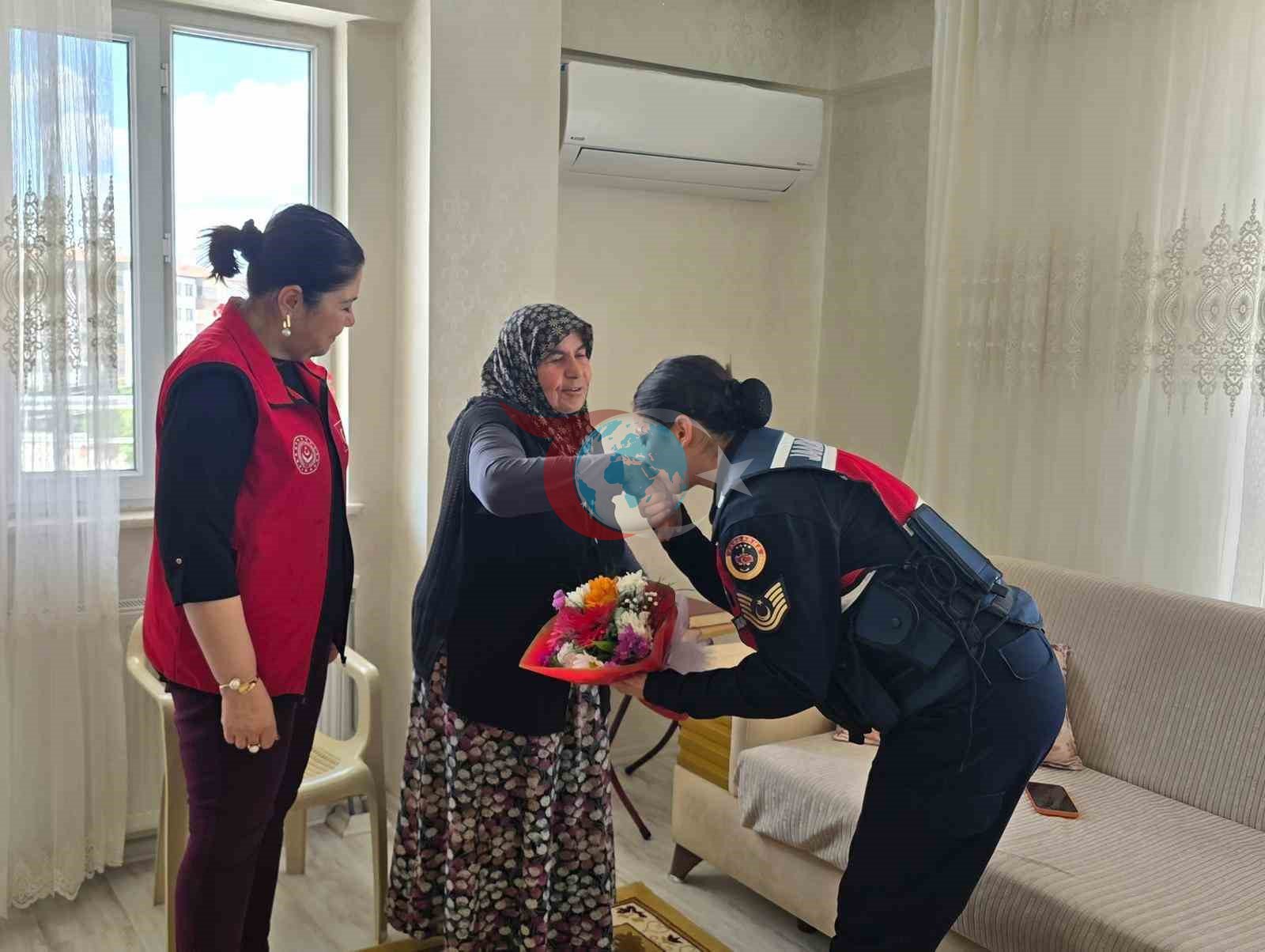 Gaziantep Jandarmasından Şehit Annelerine Anlamlı Anneler Günü Ziyareti