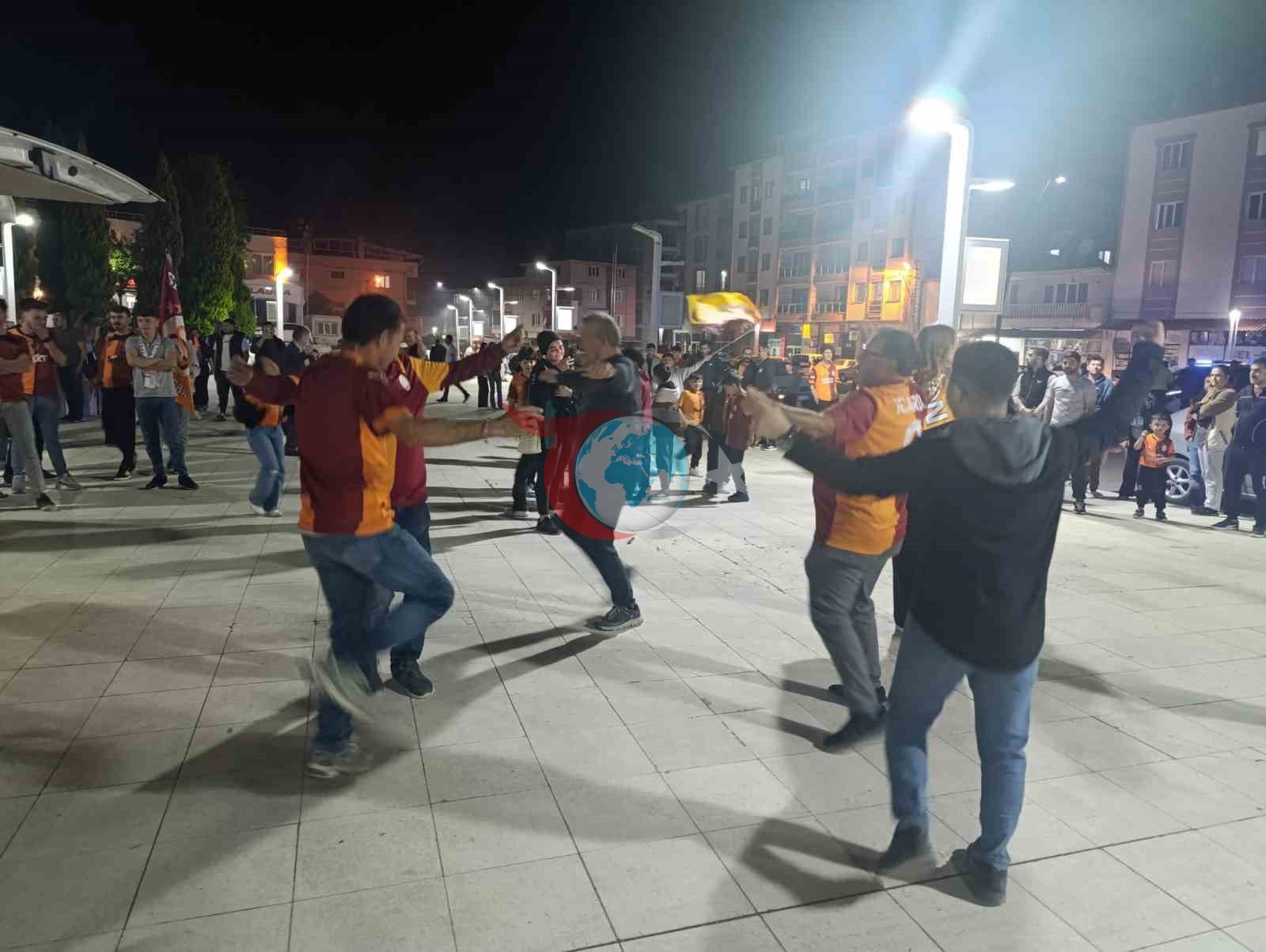Selendi sarı-kırmızı renklere büründü