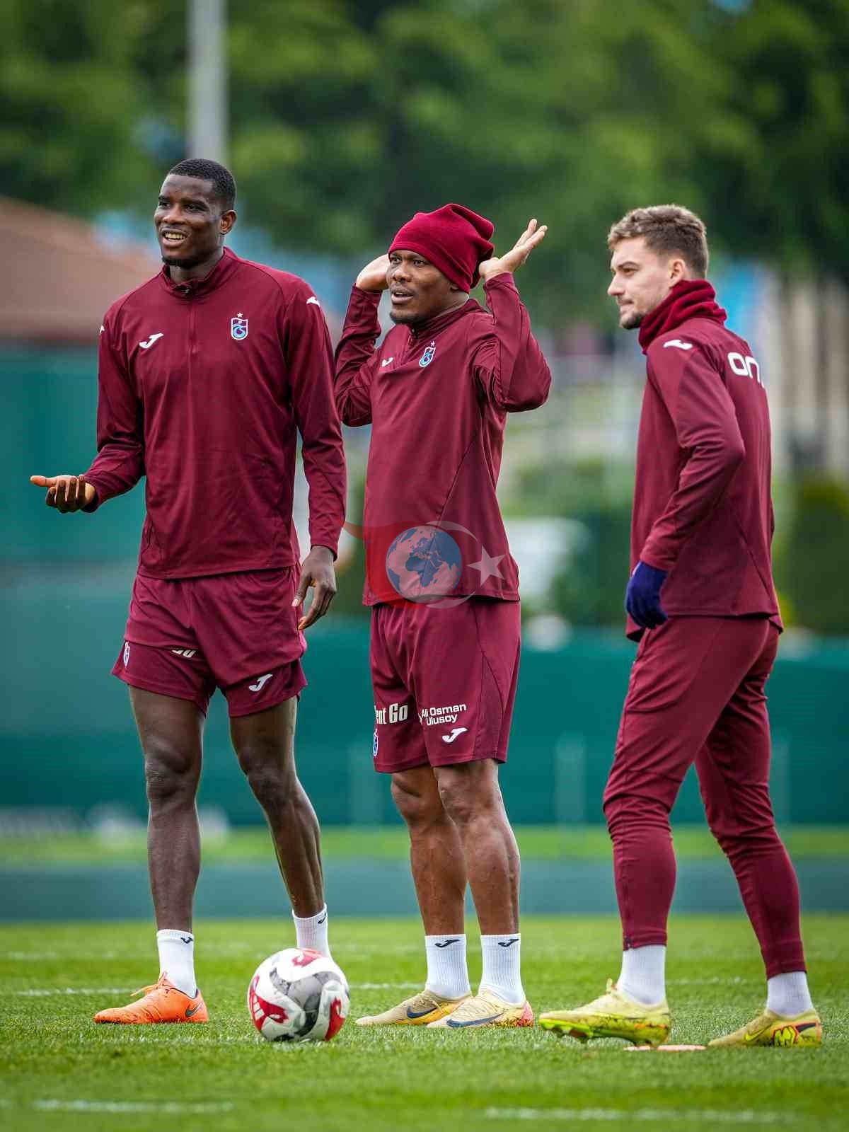 Trabzonspor, İstanbul'dan Topladığı Puanlarla Zirveye Yaklaştı