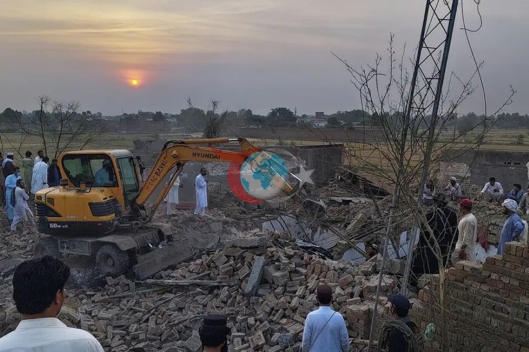 Pakistan'da Karakola Yapılan Bombalı Saldırıda 12 Polis Hayatını Kaybetti