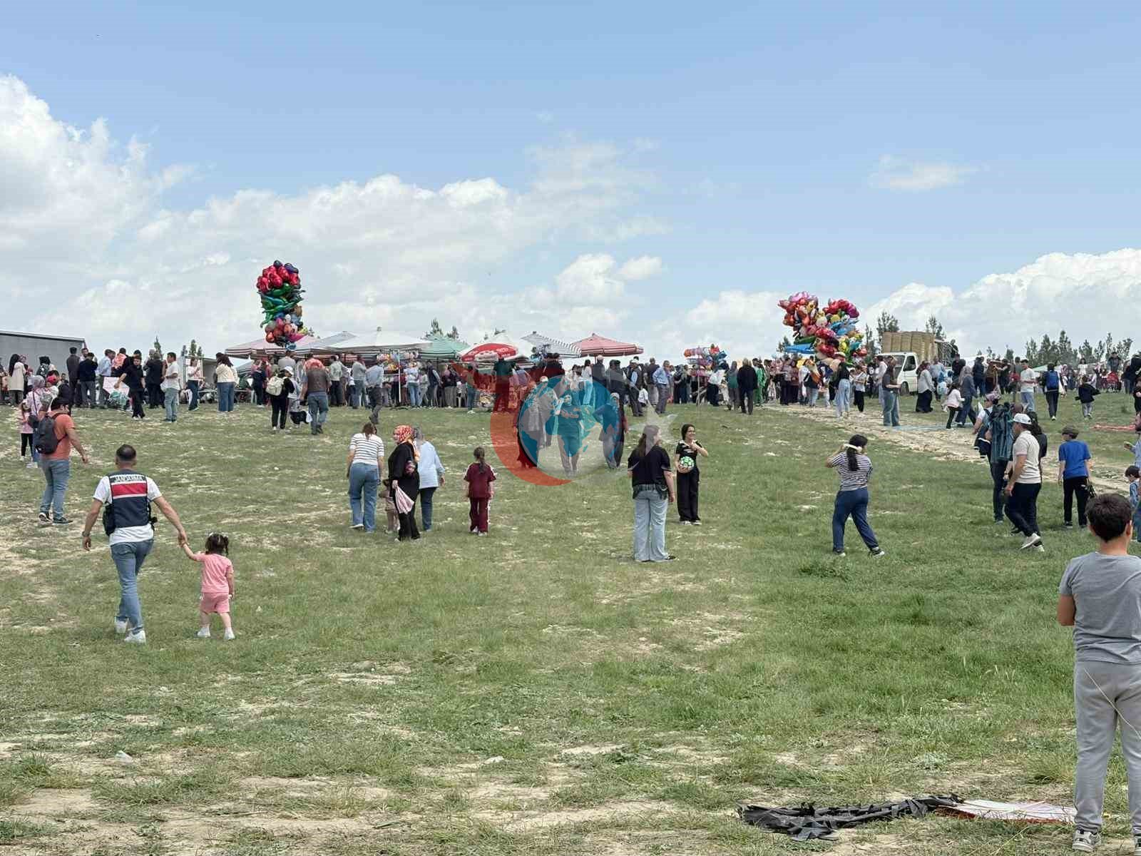 Gökyüzünü uçurtmalar renklendirdi