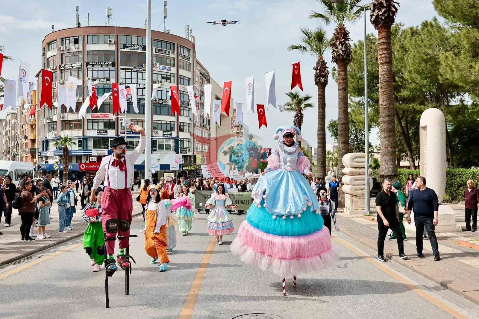 38-ci Beynəlxalq Həvəskar Teatr Festivalı rəngarəng paradla başladı.