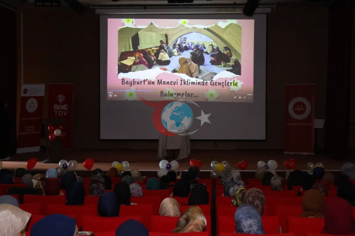 Baýburtdaky uniwersitet talyplary okuw ýylynyň ahyryndaky duşuşyk üçin bir ýere jemlenişdiler.