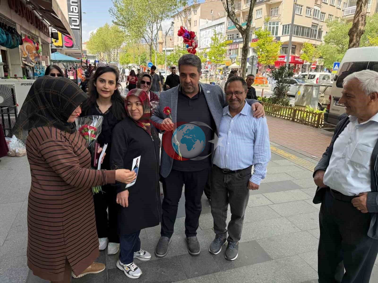 Olar köçelerde enelere gül çiçeklerini paýladylar.