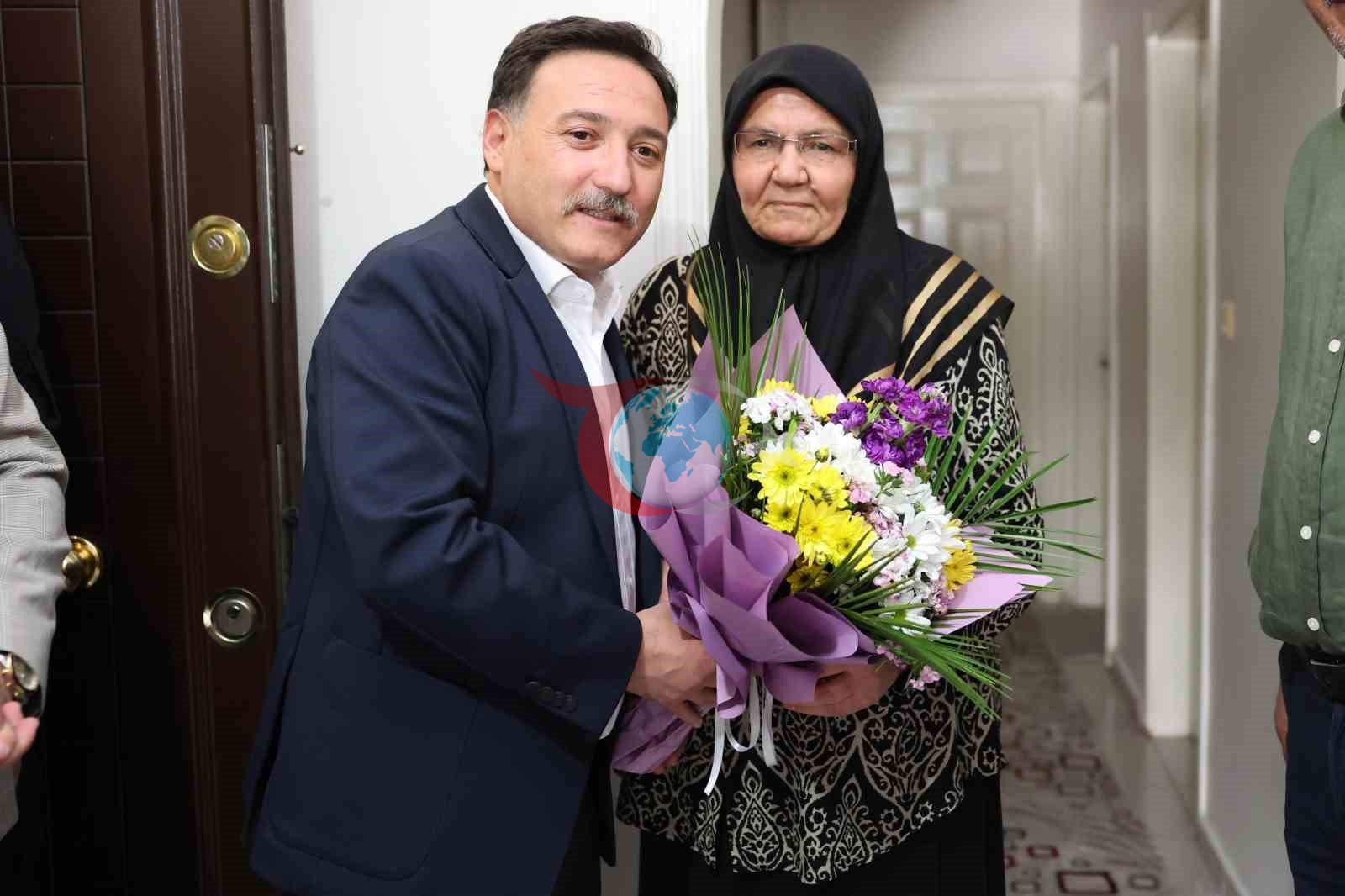 Vali Çiçek'ten Anlamlı Anneler Günü: Şehit Annelerine Ziyaret