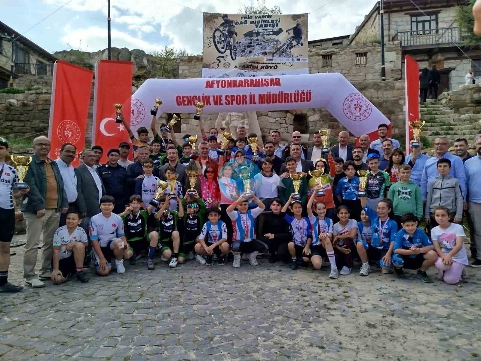 Akhisarlı Bisikletçiler Afyon'da Madalyaları Topladı