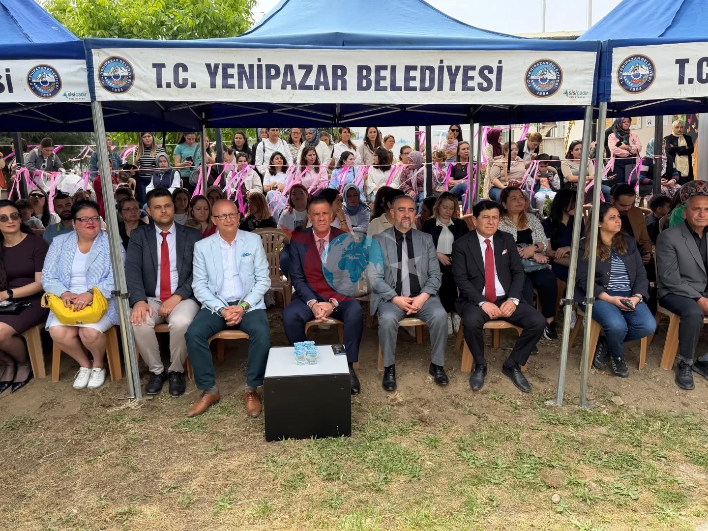 Bələdiyyə sədri Ercan Analar Günündə balacaların sevincini bölüşdü.