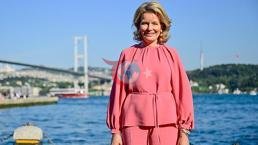 Belçika Kraliçası Matilda və onu müşayiət edənlər Ortaköyü ziyarət edərək xatirə şəkli çəkdiriblər.